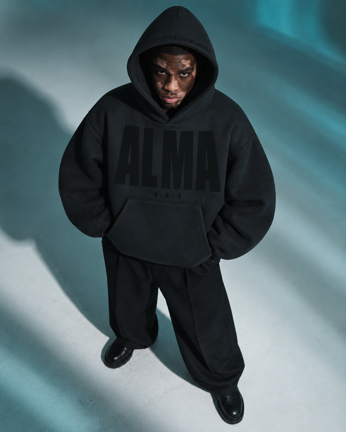 444 Double Layer Hoodie Gray con modelo